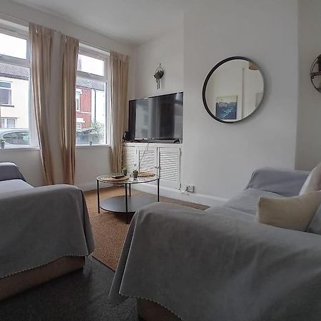 Large Family Home Central Location 3 Double Bedrooms And 1 Single Bedroom 카디프 외부 사진