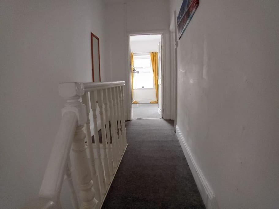 Large Family Home Central Location 3 Double Bedrooms And 1 Single Bedroom 카디프 외부 사진