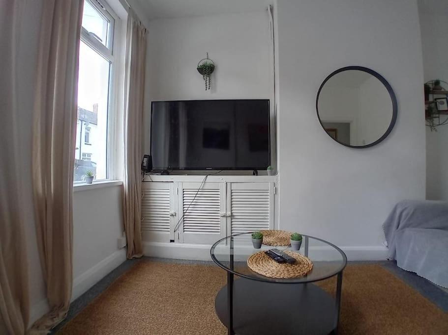 Large Family Home Central Location 3 Double Bedrooms And 1 Single Bedroom 카디프 외부 사진