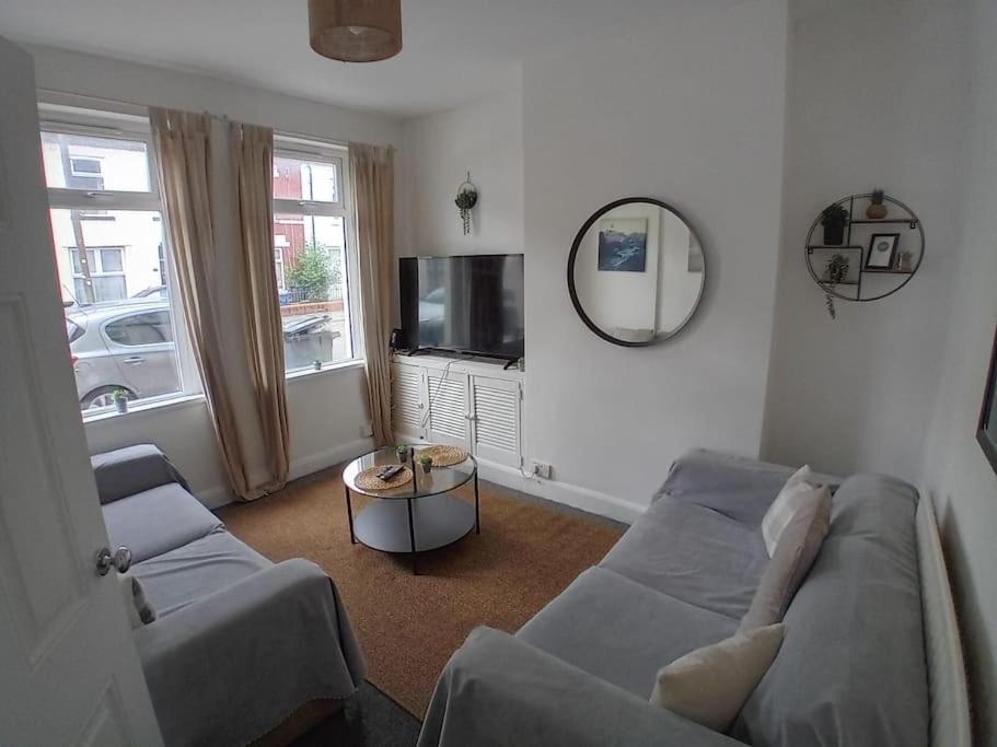 Large Family Home Central Location 3 Double Bedrooms And 1 Single Bedroom 카디프 외부 사진
