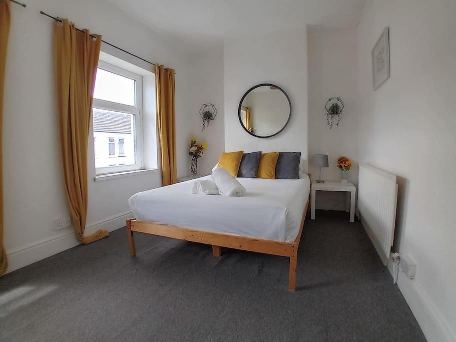 Large Family Home Central Location 3 Double Bedrooms And 1 Single Bedroom 카디프 외부 사진