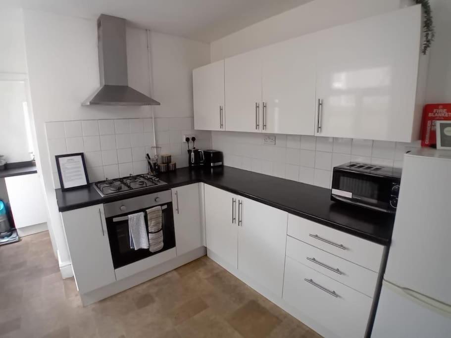 Large Family Home Central Location 3 Double Bedrooms And 1 Single Bedroom 카디프 외부 사진
