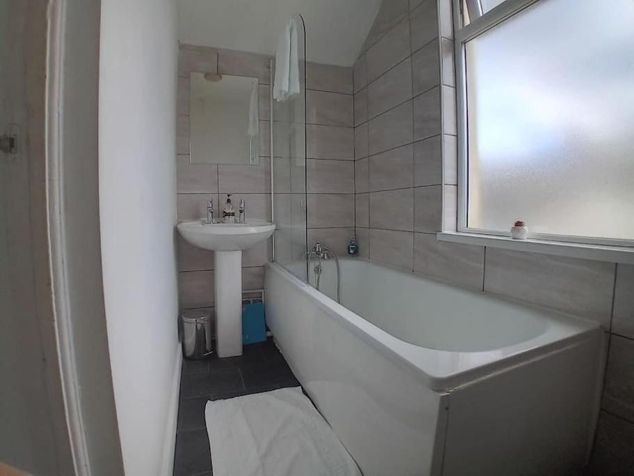 Large Family Home Central Location 3 Double Bedrooms And 1 Single Bedroom 카디프 외부 사진