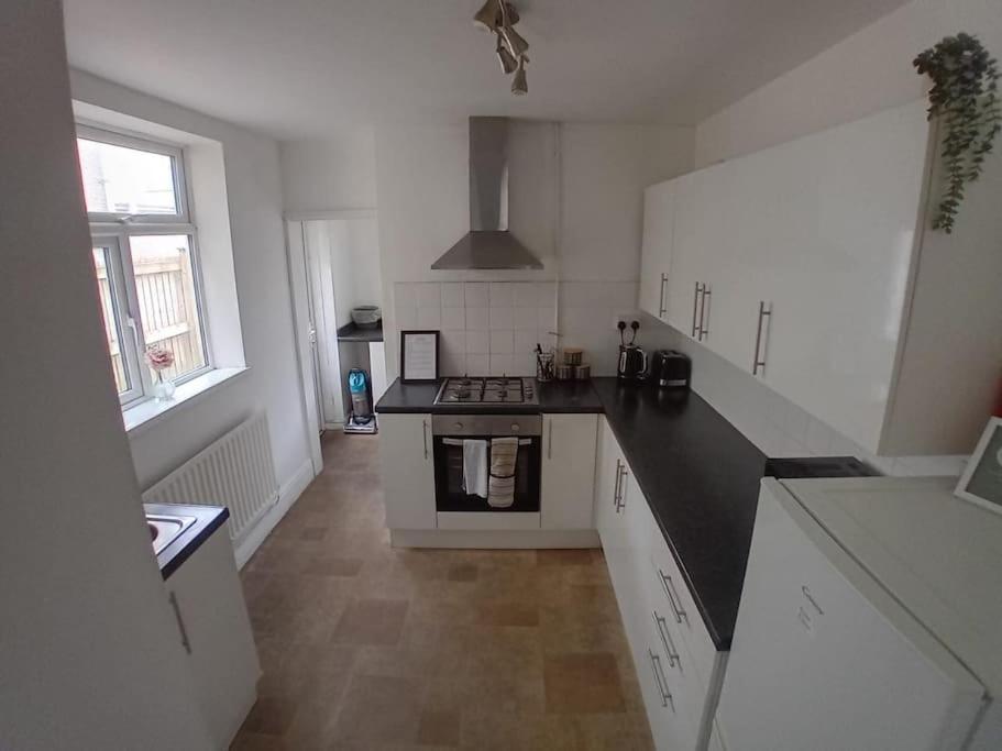 Large Family Home Central Location 3 Double Bedrooms And 1 Single Bedroom 카디프 외부 사진
