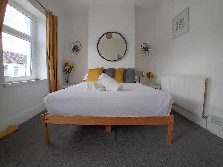 Large Family Home Central Location 3 Double Bedrooms And 1 Single Bedroom 카디프 외부 사진
