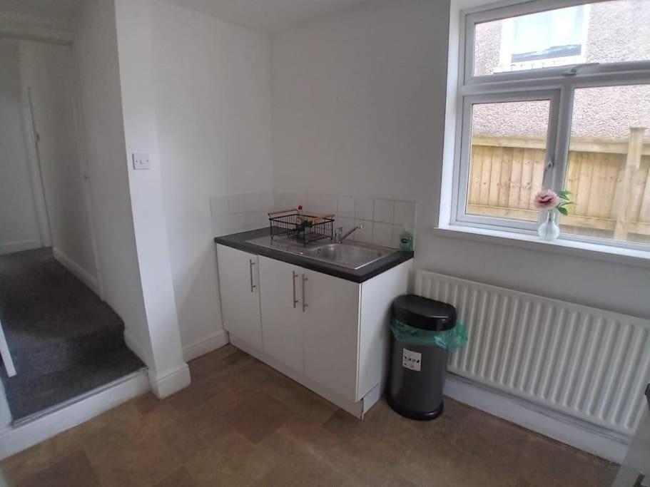 Large Family Home Central Location 3 Double Bedrooms And 1 Single Bedroom 카디프 외부 사진